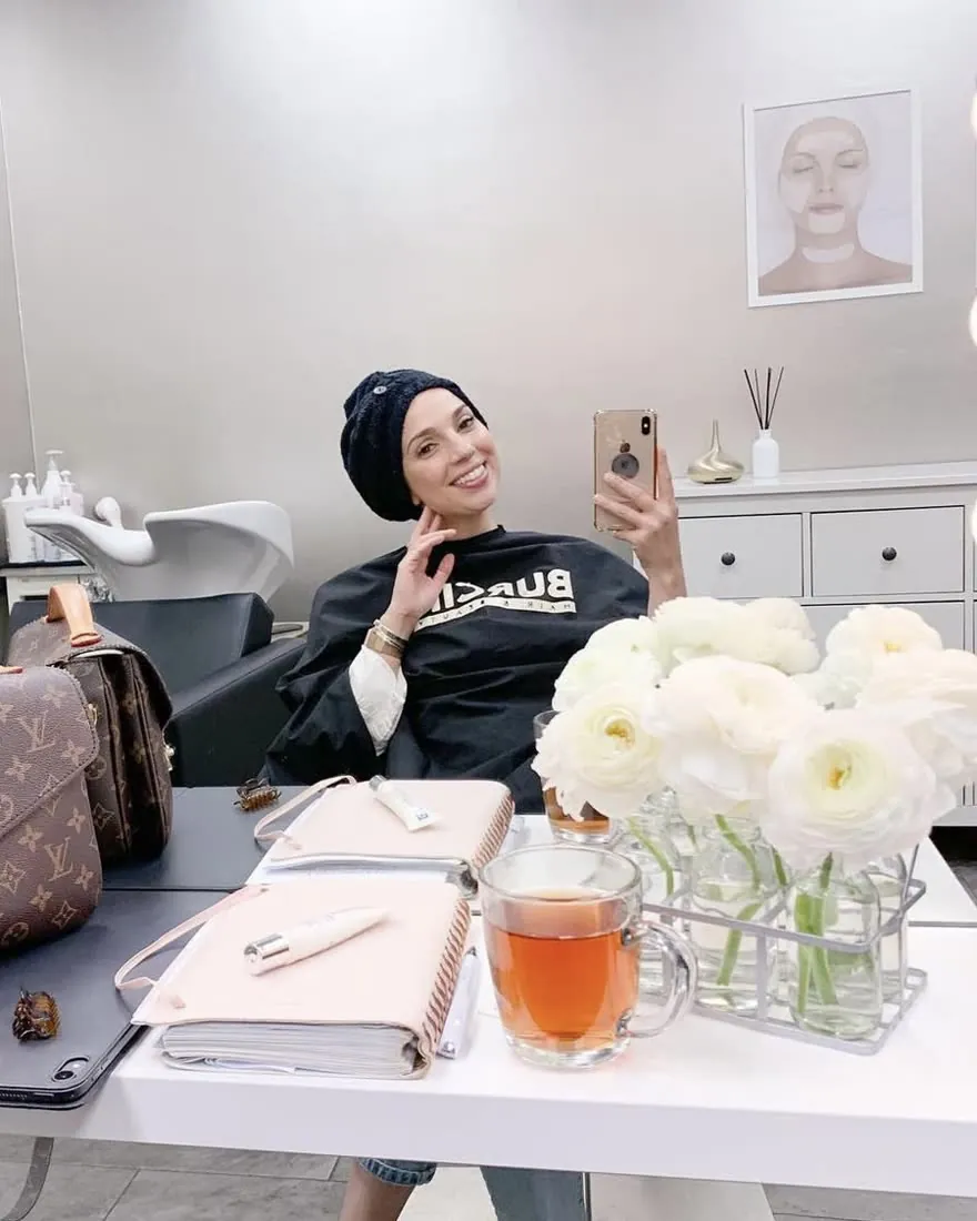 Klant met een handdoek om het haar in de aparte behandelruimte van Burcin Hair & Beauty